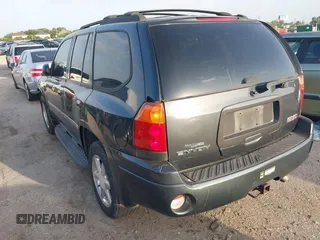 2007 GMC Envoy SLE z VIN 1GKDS13S872306655, wystawiony jako IAAI lot #42510039 z przebiegiem 174 377 mil mil oraz . Historia ofert i sprzedaży dostępna na DreamBid. Obrazek 3.
