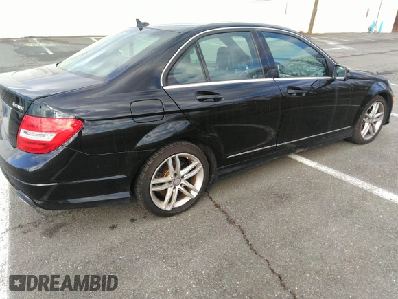 2014 Mercedes-Benz C 300 Sport z VIN WDDGF8AB6ER321318, wystawiony jako IAAI lot #41542545 z przebiegiem 109 829 mil mil oraz . Historia ofert i sprzedaży dostępna na DreamBid. Obrazek 4.