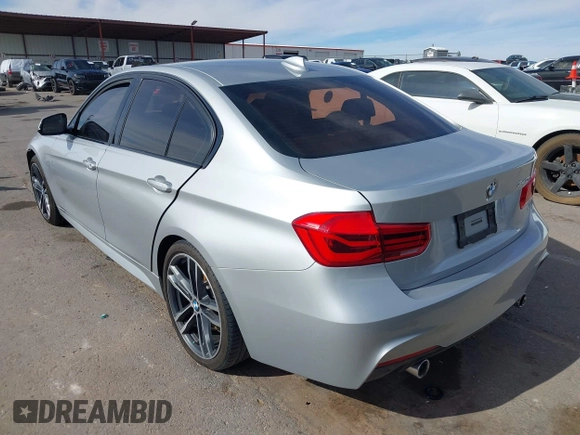 2018 BMW 3 Series 340i z VIN WBA8B3G54JNV01071, wystawiony jako IAAI lot #40922726 z przebiegiem 67 295 mil mil oraz . Historia ofert i sprzedaży dostępna na DreamBid. Obrazek 3.