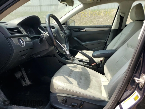 2015 Volkswagen Passat SE z VIN 1VWBV7A39FC066580, wystawiony jako Copart lot #54705935 z przebiegiem 162 056 mil mil oraz Szkoda całkowita • Salvage title. Historia ofert i sprzedaży dostępna na DreamBid. Obrazek 7.