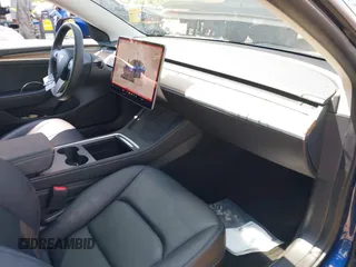 2022 Tesla Model 3 Long Range z VIN 5YJ3E1EB7NF180049, wystawiony jako IAAI lot #42188963 z przebiegiem 18 604 mil mil oraz . Historia ofert i sprzedaży dostępna na DreamBid. Obrazek 5.