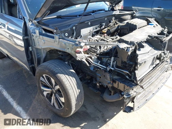 2024 Volkswagen Atlas SE z VIN 1V2LE2CA5RC225216, wystawiony jako IAAI lot #42156315 z przebiegiem 29 742 mil mil oraz . Historia ofert i sprzedaży dostępna na DreamBid. Obrazek 6.