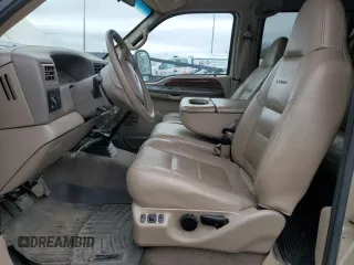 2001 Ford F-350 XL z VIN 1FTSW31F71EB04906, wystawiony jako Copart lot #42333355 z przebiegiem 210 796 mil mil oraz Czysty tytuł • Clean title. Historia ofert i sprzedaży dostępna na DreamBid. Obrazek 7.