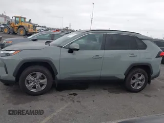 2023 Toyota RAV4 Hybrid XLE z VIN 4T3RWRFV3PU082518, wystawiony jako IAAI lot #42293513 z przebiegiem 14 463 mil mil oraz . Historia ofert i sprzedaży dostępna na DreamBid. Obrazek 14.