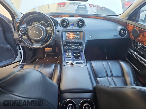 2013 Jaguar XJ с VIN SAJWJ1CD7D8V49599, выставлен на аукционе Copart как лот 43230675 с пробегом 133 163 миль миль и Чистый • Clean title. История ставок и продаж доступна на DreamBid. Изображение 9.