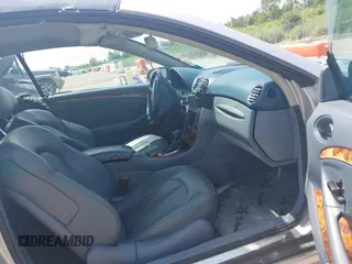 2004 Mercedes-Benz CLK 500 z VIN WDBTK75G04T024842, wystawiony jako IAAI lot #42635529 z przebiegiem 103 562 mil mil oraz . Historia ofert i sprzedaży dostępna na DreamBid. Obrazek 5.