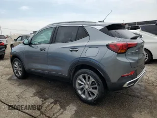 2021 Buick Encore GX Essence z VIN KL4MMGSL6MB154142, wystawiony jako Copart lot #54700345 z przebiegiem 86 638 mil mil oraz Czysty tytuł • Clean title. Historia ofert i sprzedaży dostępna na DreamBid. Obrazek 2.