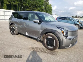 2024 Kia EV9 Light Long Range z VIN KNDAB5S14R6025043, wystawiony jako Copart lot #72553114 z przebiegiem 17 953 mil mil oraz Szkody całkowita. Historia ofert i sprzedaży dostępna na DreamBid. Obrazek 4.