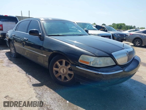 2009 Lincoln Town Car Signature Limited z VIN 2LNHM82V69X611630, wystawiony jako IAAI lot #42219095 z przebiegiem 427 362 mil mil oraz . Historia ofert i sprzedaży dostępna na DreamBid. Obrazek 1.