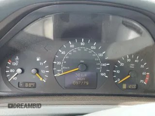 2000 Mercedes-Benz CLK 320/430 z VIN WDBLJ65G4YF149361, wystawiony jako Copart lot #46554435 z przebiegiem 97 779 mil mil oraz Czysty tytuł • Clean title. Historia ofert i sprzedaży dostępna na DreamBid. Obrazek 9.