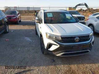 2023 Volkswagen Taos S z VIN 3VVDX7B22PM346886, wystawiony jako IAAI lot #41771427 z przebiegiem 46 695 mil mil oraz . Historia ofert i sprzedaży dostępna na DreamBid. Obrazek 1.