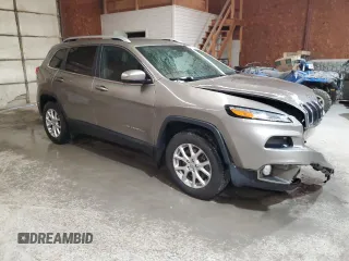 2016 Jeep Cherokee Latitude z VIN 1C4PJMCB4GW270663, wystawiony jako Copart lot #62411505 z przebiegiem 109 787 mil mil oraz Szkoda całkowita • Salvage title. Historia ofert i sprzedaży dostępna na DreamBid. Obrazek 4.