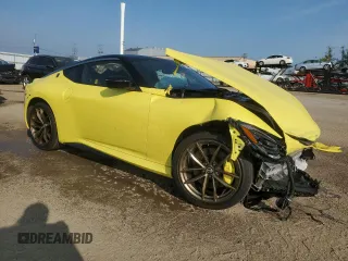 2023 Nissan Z Performance z VIN JN1BZ4BH8PM310184, wystawiony jako Copart lot #67059724 z przebiegiem 4 438 mil mil oraz Szkoda całkowita • Salvage title. Historia ofert i sprzedaży dostępna na DreamBid. Obrazek 4.