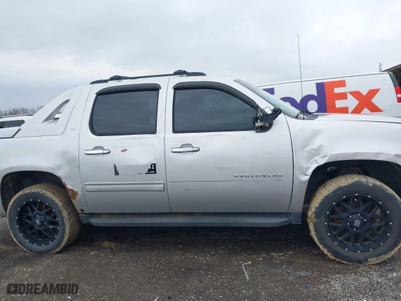 2011 Chevrolet Avalanche LT with VIN 3GNTKFE39BG212642, listed as a IAAI auction lot 41951335 with 221,950 mi miles. Bid and sale history available at carsss.com. Image 14.