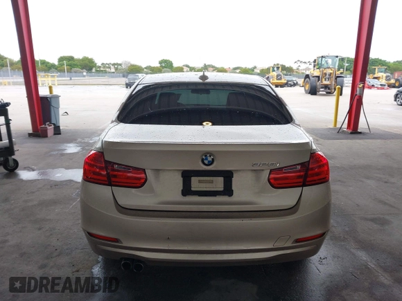 2013 BMW 3 Series 328i z VIN WBA3C1C51DK105056, wystawiony jako IAAI lot #42243999 z przebiegiem 92 659 mil mil oraz . Historia ofert i sprzedaży dostępna na DreamBid. Obrazek 16.