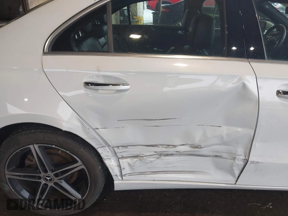 2020 Mercedes-Benz A 220 z VIN W1K3G4EB8LJ207430, wystawiony jako IAAI lot #42177595 z przebiegiem 56 148 mil mil oraz . Historia ofert i sprzedaży dostępna na DreamBid. Obrazek 6.
