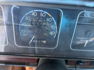 1988 Chevrolet Caprice z VIN 1G1BN81Y8JR214558, wystawiony jako Copart lot #59442205 z przebiegiem 89 217 mil mil oraz Czysty tytuł • Clean title. Historia ofert i sprzedaży dostępna na DreamBid. Obrazek 8.