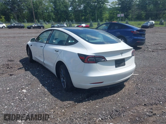 2023 Tesla Model 3 z VIN 5YJ3E1EA2PF626392, wystawiony jako IAAI lot #42288413 z przebiegiem 25 605 mil mil oraz . Historia ofert i sprzedaży dostępna na DreamBid. Obrazek 3.