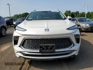 2024 Buick Encore GX Avenir с VIN KL4AMFSL6RB024768, выставлен на аукционе Copart как лот 61689245 с пробегом 5 198 миль миль и Списание • Salvage title. История ставок и продаж доступна на DreamBid. Изображение 5.