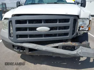 2005 Ford F-350 XL z VIN 1FDSF34575EC16707, wystawiony jako IAAI lot #42140911 z przebiegiem 93 732 mil mil oraz . Historia ofert i sprzedaży dostępna na DreamBid. Obrazek 6.