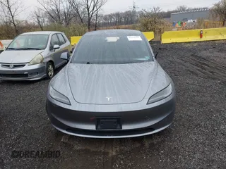 2025 Tesla Model 3 Long Range z VIN 5YJ3E1EA0SF906935, wystawiony jako IAAI lot #41915554 z przebiegiem 1 715 mil mil oraz . Historia ofert i sprzedaży dostępna na DreamBid. Obrazek 12.