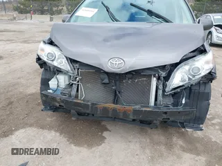 2014 Toyota Sienna XLE with VIN 5TDYK3DC0ES422700, listed as a IAAI auction lot 42049181 with 147,498 mi miles. Bid and sale history available at carsss.com. Image 6.