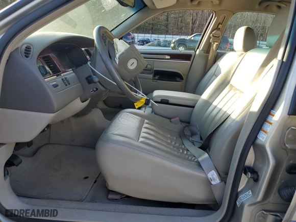 2004 Lincoln Town Car Signature with VIN 1LNHM81W84Y652800, listed as a Copart auction lot 42411335 with 110,758 mi miles and Salvage Title. Bid and sale history available at carsss.com. Image 7.