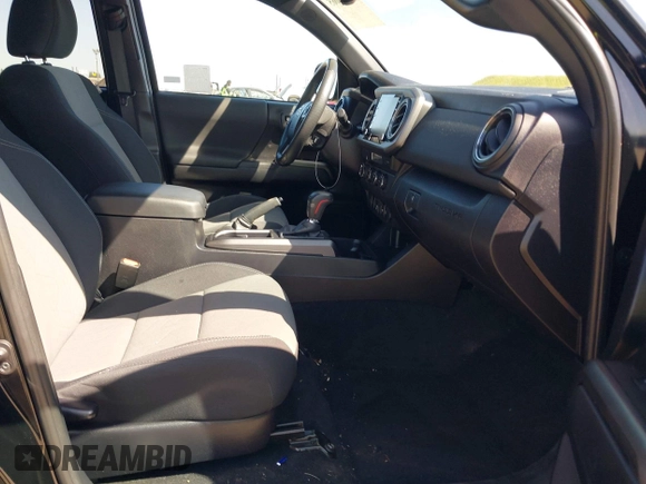 2021 Toyota Tacoma SR z VIN 3TMCZ5AN3MM421868, wystawiony jako IAAI lot #42003665 z przebiegiem 39 380 mil mil oraz . Historia ofert i sprzedaży dostępna na DreamBid. Obrazek 5.