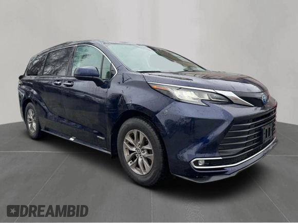 2021 Toyota Sienna XLE with VIN 5TDYRKECXMS068784, listed as a Copart auction lot 52666455 with 215,072 mi miles and Clean Title. Bid and sale history available at carsss.com. Image 1.