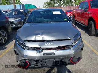 2024 Kia Forte GT z VIN 3KPF44AC7RE802984, wystawiony jako IAAI lot #42147389 z przebiegiem 7018 mil mil oraz . Historia ofert i sprzedaży dostępna na DreamBid. Obrazek 6.