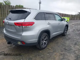 2018 Toyota Highlander LE z VIN 5TDZARFH2JS037796, wystawiony jako IAAI lot #42290819 z przebiegiem 62 638 mil mil oraz . Historia ofert i sprzedaży dostępna na DreamBid. Obrazek 4.