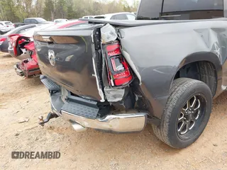 2019 Ram 1500 Big Horn z VIN 1C6RREFT7KN522858, wystawiony jako IAAI lot #41938140 z przebiegiem 115 165 mil mil oraz . Historia ofert i sprzedaży dostępna na DreamBid. Obrazek 6.