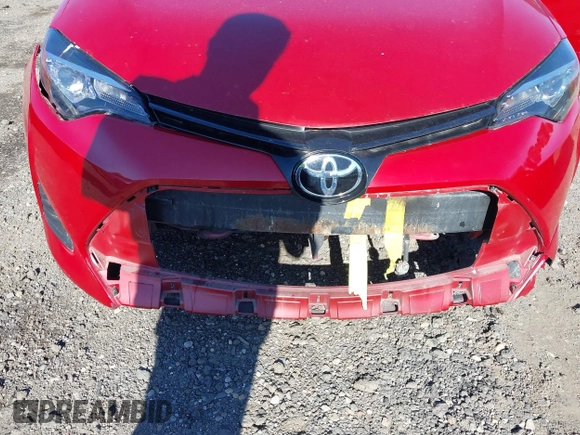 2018 Toyota Corolla L z VIN 2T1BURHE6JC057196, wystawiony jako IAAI lot #42305307 z przebiegiem 106 670 mil mil oraz . Historia ofert i sprzedaży dostępna na DreamBid. Obrazek 6.