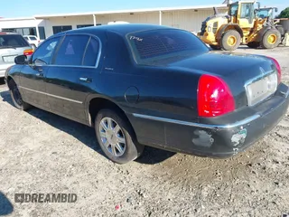 2011 Lincoln Town Car Executive L z VIN 2LNBL8EV7BX754824, wystawiony jako IAAI lot #42142808 z przebiegiem 494 049 mil mil oraz . Historia ofert i sprzedaży dostępna na DreamBid. Obrazek 3.