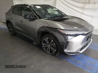 2023 Toyota bZ4X XLE z VIN JTMABABA6PA000521, wystawiony jako Copart lot #54228805 z przebiegiem 25 113 mil mil oraz Czysty tytuł • Clean title. Historia ofert i sprzedaży dostępna na DreamBid. Obrazek 4.