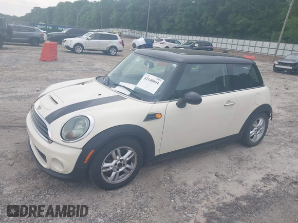2011 MINI Hardtop z VIN WMWSU3C52BT096539, wystawiony jako IAAI lot #42140064 z przebiegiem 89 046 mil mil oraz . Historia ofert i sprzedaży dostępna na DreamBid. Obrazek 2.