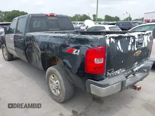 2008 Chevrolet Silverado 3500HD SRW 1LT z VIN 1GCHK33608F201663, wystawiony jako IAAI lot #42179114 z przebiegiem 381 560 mil mil oraz . Historia ofert i sprzedaży dostępna na DreamBid. Obrazek 3.