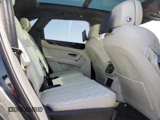 2018 Bentley Bentayga Signature z VIN SJAAC4ZV1JC023032, wystawiony jako Copart lot #46132645 z przebiegiem 36 821 mil mil oraz Szkody całkowita. Historia ofert i sprzedaży dostępna na DreamBid. Obrazek 11.