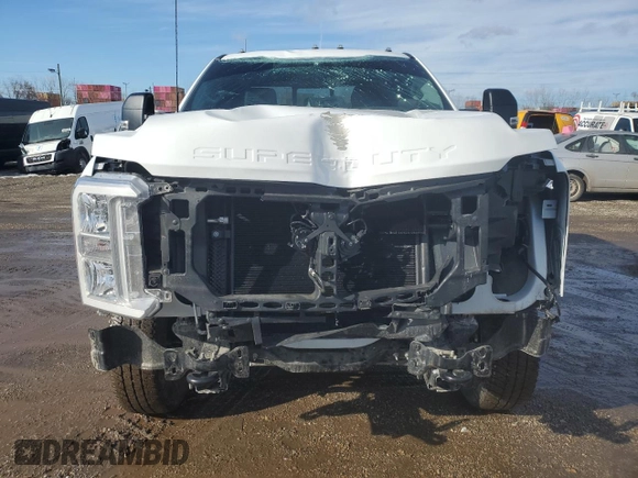 2023 Ford F-350 z VIN 1FT8X3BA1PED26053, wystawiony jako Copart lot #42484225 z przebiegiem 5 648 mil mil oraz Szkoda całkowita • Salvage title. Historia ofert i sprzedaży dostępna na DreamBid. Obrazek 5.