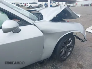 2019 Dodge Challenger SXT z VIN 2C3CDZAG9KH744703, wystawiony jako IAAI lot #41881944 z przebiegiem Nie podano mil oraz . Historia ofert i sprzedaży dostępna na DreamBid. Obrazek 19.