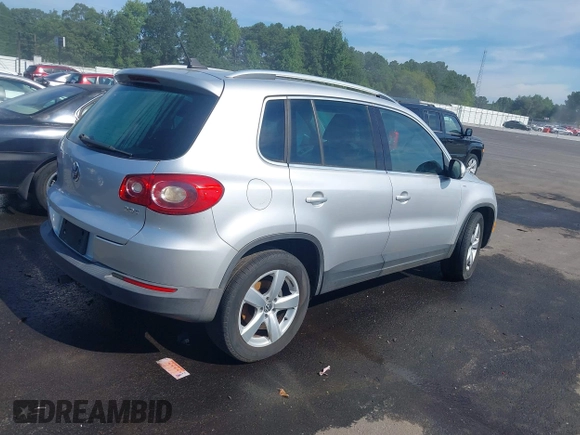 2010 Volkswagen Tiguan S z VIN WVGAV7AX5AW001651, wystawiony jako IAAI lot #42665765 z przebiegiem Nie podano mil oraz . Historia ofert i sprzedaży dostępna na DreamBid. Obrazek 4.