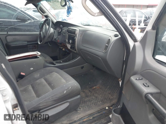 2004 Ford Explorer Sport Trac XLS z VIN 1FMZU67K04UA15789, wystawiony jako IAAI lot #42668387 z przebiegiem 358 240 mil mil oraz . Historia ofert i sprzedaży dostępna na DreamBid. Obrazek 5.