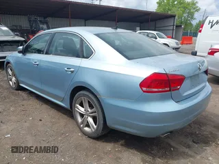 2012 Volkswagen Passat SE z VIN 1VWBM7A33CC076083, wystawiony jako IAAI lot #42260077 z przebiegiem 186 066 mil mil oraz . Historia ofert i sprzedaży dostępna na DreamBid. Obrazek 3.