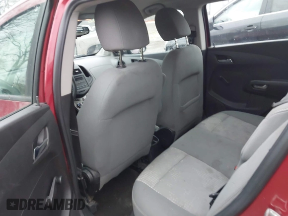 2013 Chevrolet Sonic LS z VIN 1G1JA6SH4D4244183, wystawiony jako IAAI lot #41467466 z przebiegiem 75 315 mil mil oraz . Historia ofert i sprzedaży dostępna na DreamBid. Obrazek 8.
