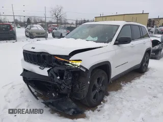 2024 Jeep Grand Cherokee Limited z VIN 1C4RJHBG5RC223711, wystawiony jako IAAI lot #41314685 z przebiegiem 11 558 mil mil oraz . Historia ofert i sprzedaży dostępna na DreamBid. Obrazek 2.