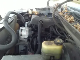 2000 Chevrolet Silverado 1500 LS z VIN 2GCEC19V3Y1294799, wystawiony jako IAAI lot #31945303 z przebiegiem 262 600 mil mil oraz . Historia ofert i sprzedaży dostępna na DreamBid. Obrazek 12.