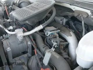 2006 Chevrolet Silverado 2500HD LT3 z VIN 1GCHK23D96F186182, wystawiony jako IAAI lot #42460326 z przebiegiem 298 576 mil mil oraz . Historia ofert i sprzedaży dostępna na DreamBid. Obrazek 20.