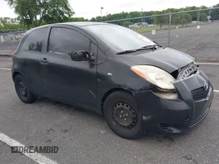 2007 Toyota Yaris z VIN JTDJT923075103438, wystawiony jako IAAI lot #42367160 z przebiegiem 269 260 mil mil oraz . Historia ofert i sprzedaży dostępna na DreamBid. Obrazek 1.