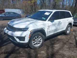 2024 Jeep Grand Cherokee Laredo z VIN 1C4RJHAG3RC179449, wystawiony jako IAAI lot #41982811 z przebiegiem 26 518 mil mil oraz . Historia ofert i sprzedaży dostępna na DreamBid. Obrazek 18.