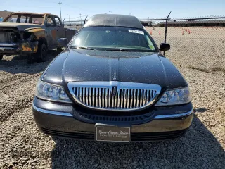 2003 Lincoln Town Car z VIN 1LJFM81WX3Y681139, wystawiony jako Copart lot #49991105 z przebiegiem 85 206 mil mil oraz Czysty tytuł • Clean title. Historia ofert i sprzedaży dostępna na DreamBid. Obrazek 5.